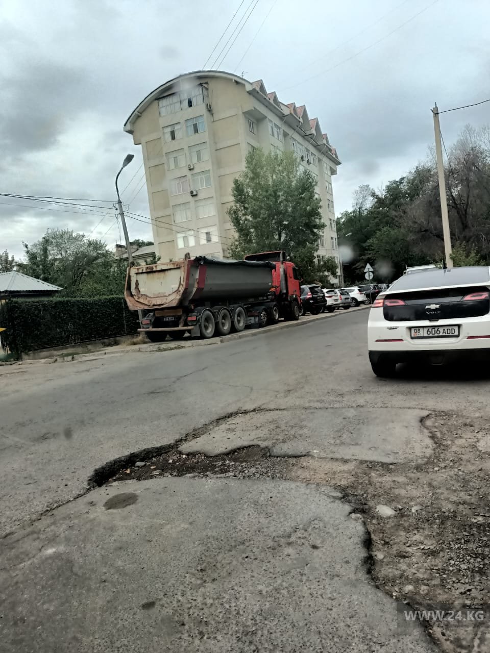 Фото читателя 24.kg. Чудаки парковки