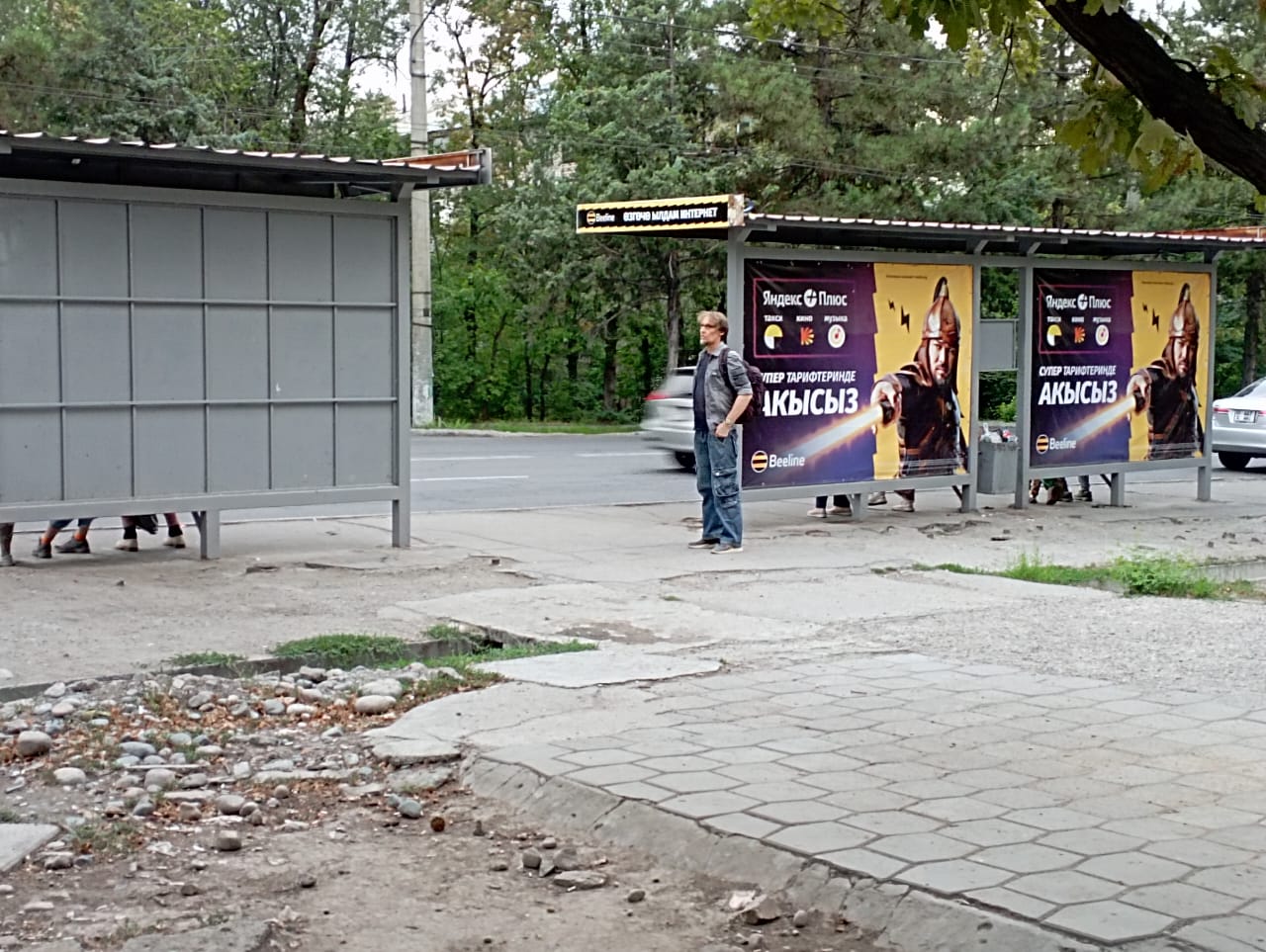 Асфальта не хватило? В микрорайоне № 4 Бишкека не отремонтировали остановку