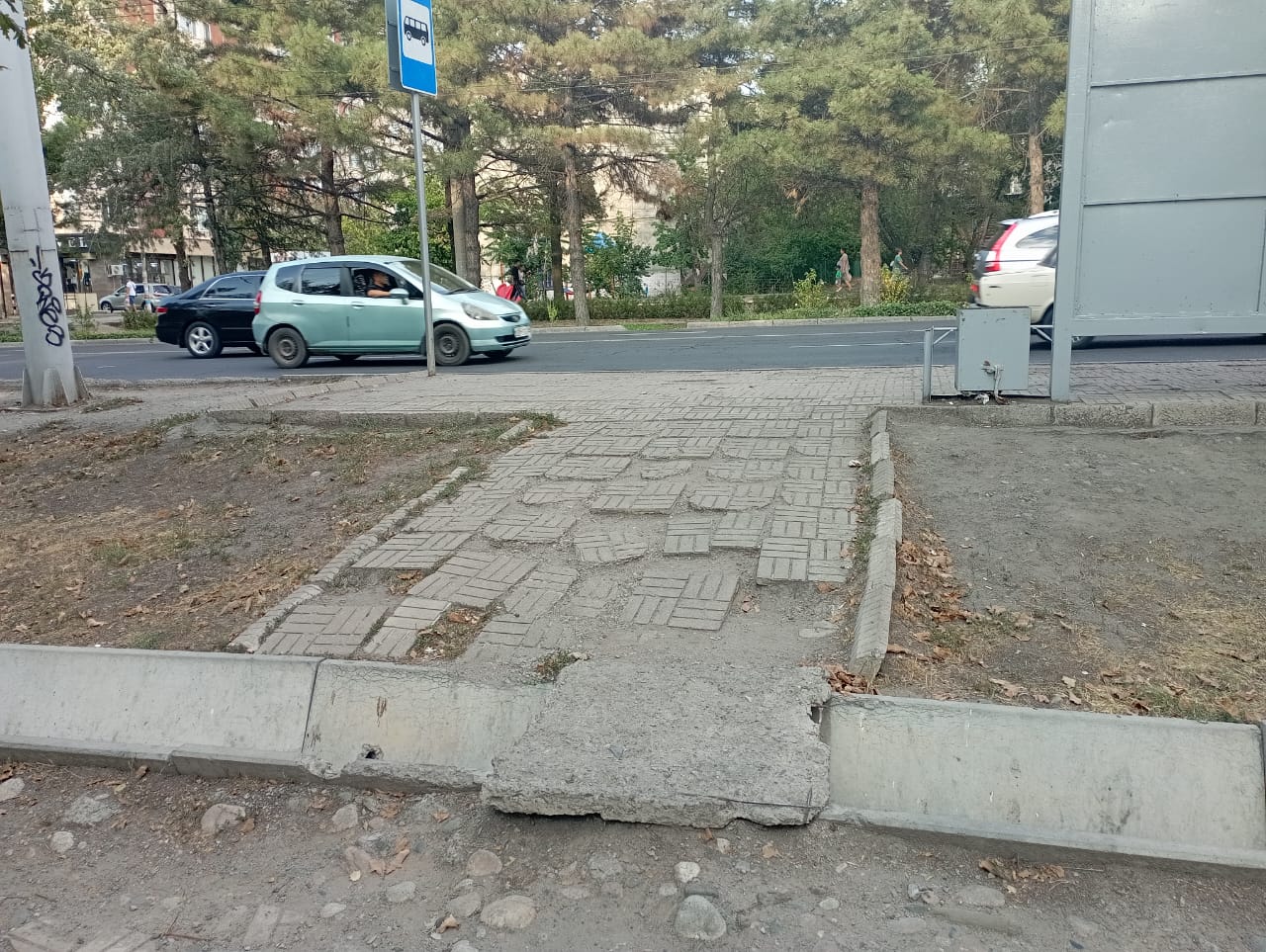 Фото читателя 24.kg. Отремонтировать проход к остановке в микрорайоне № 3 Бишкека просят жители