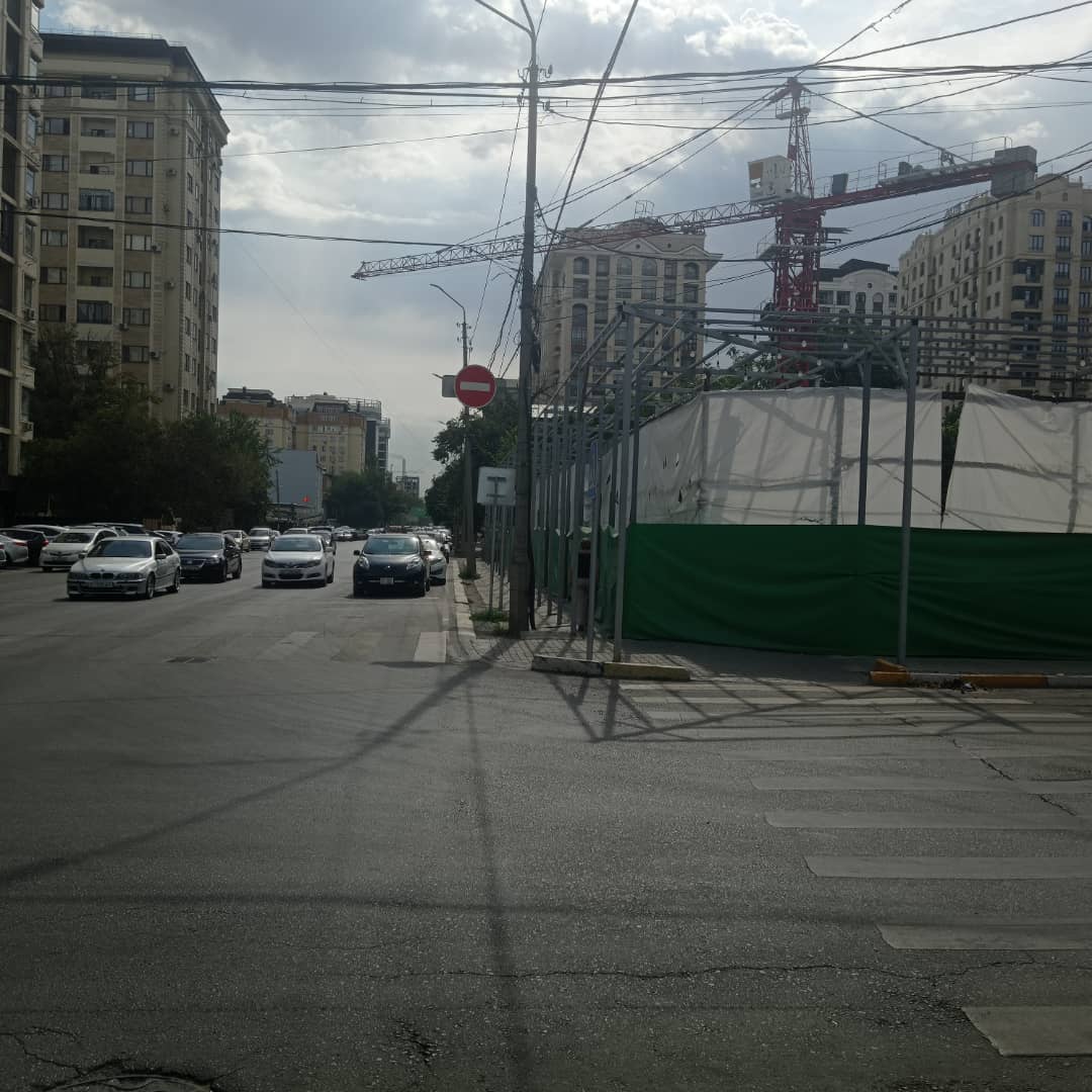 Фото читателя 24.kg. На улице Исанова стройкомпания перегородила тротуар