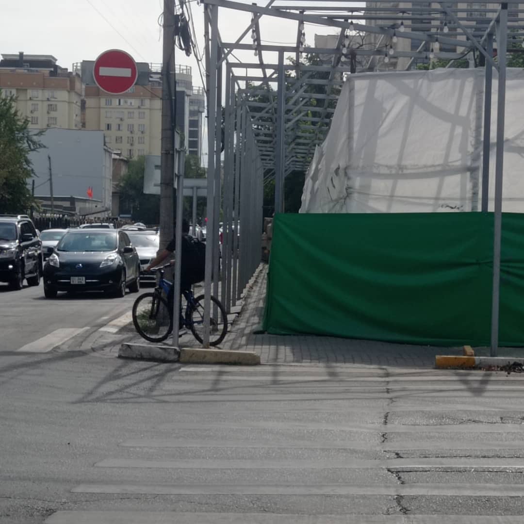 Фото читателя 24.kg. На улице Исанова стройкомпания перегородила тротуар