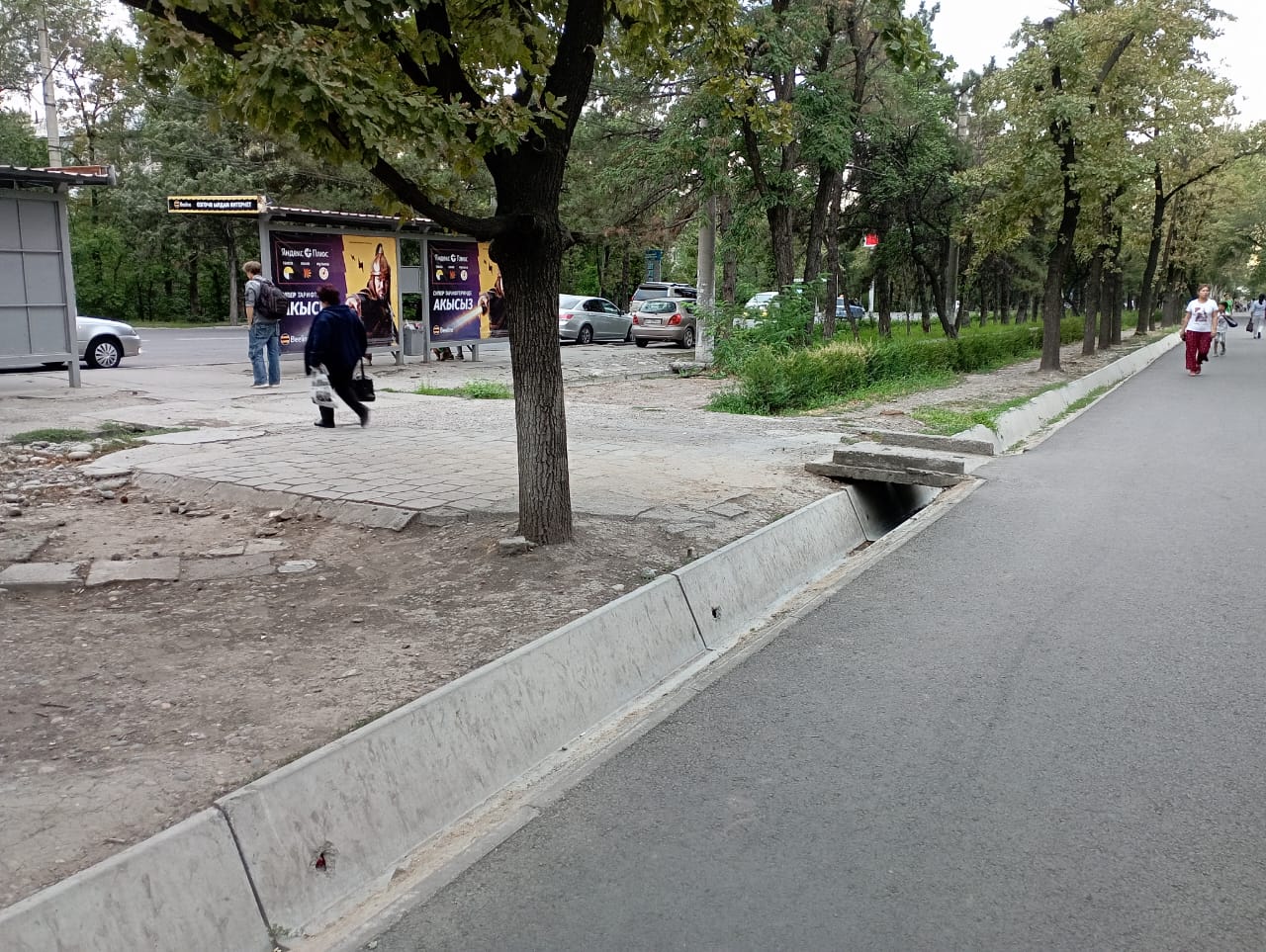 Асфальта не хватило? В микрорайоне № 4 Бишкека не отремонтировали остановку