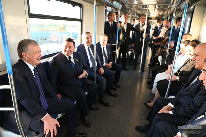 Президент Узбекистана проехался по новому участку надземного метро. Фото
