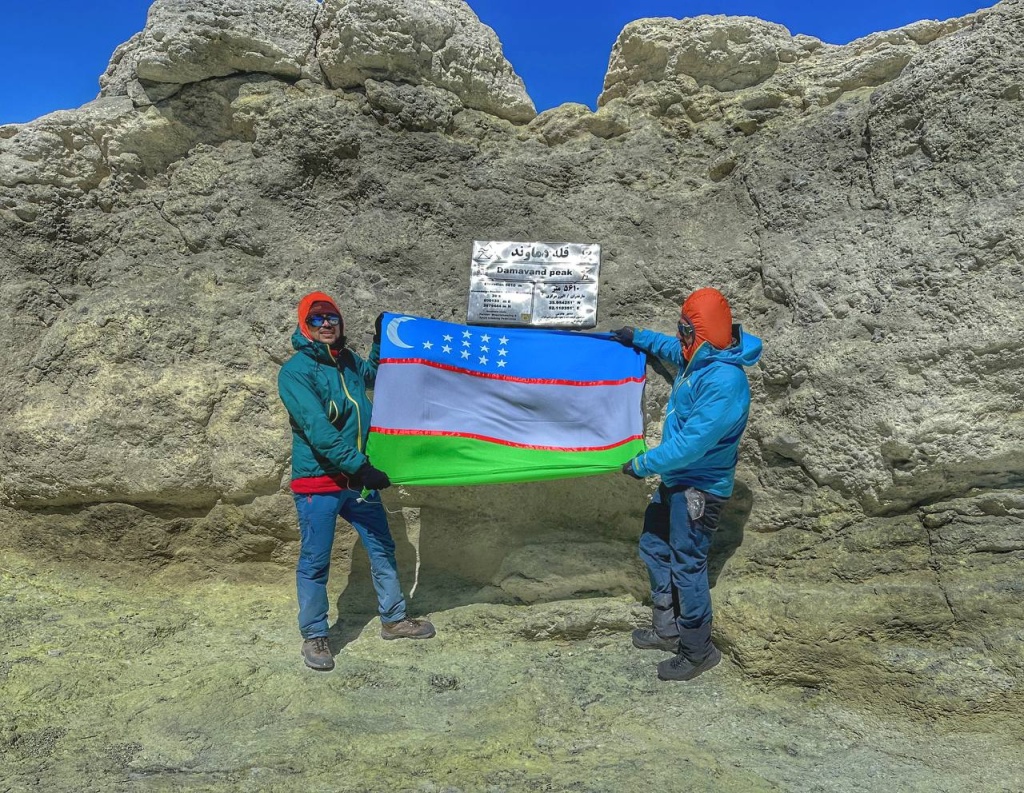 5610 метров над землей! Флаг Узбекистана поднят над самым высоким вулканом Азии  