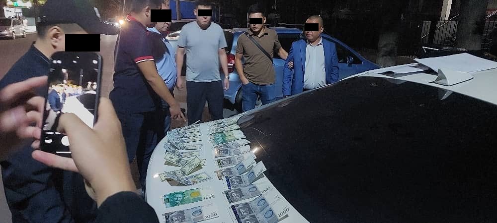 Главу управления по градостроительству и работника Госстроя задержали за взятку