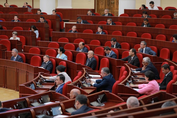 Депутаты Узбекистана обсуждают поправки, закрепляющие светскость государства