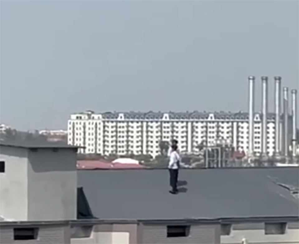 Два школьника решили прогуляться по крыше многоэтажки в Ташкенте ради эффектных кадров для соцсетей. Видео Два школьника решили прогуляться по крыше многоэтажки в Ташкенте ради эффектных кадров для соцсетей. Видео