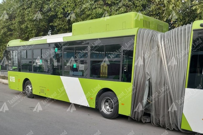 &laquo;Гармошку&raquo; автобуса в Ташкенте повредила крышка люка