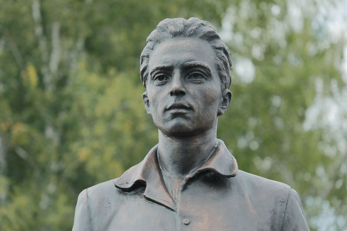 Памятник Усману Насыру в Мариинске.