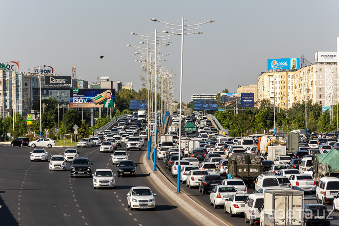 Затор на путепроводе в районе Себзара в Ташкенте.