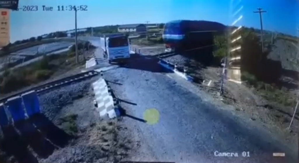В Бухарской области локомотив на скорости врезался в грузовик, один человек погиб. Видео  