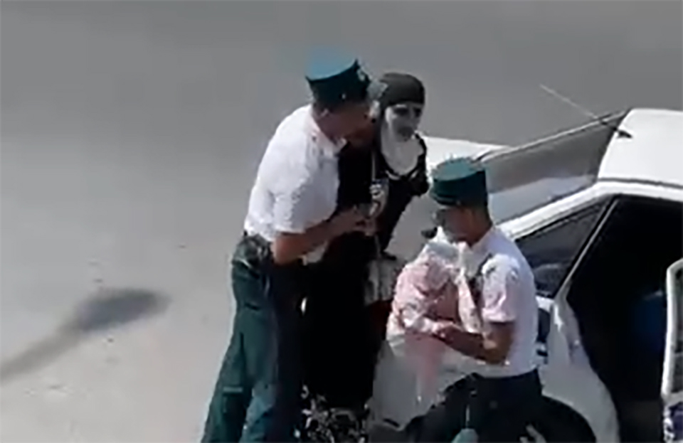 В соцсетях появилось видео, как правоохранители грубо обращаются с женщиной и младенцем 