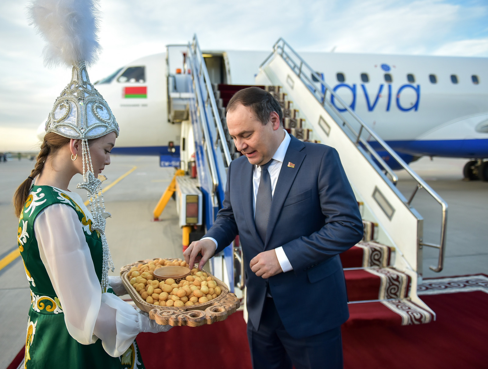 Фото пресс-службы кабмина. Премьер-министр Беларуси Роман Головченко прибыл в Бишкек
