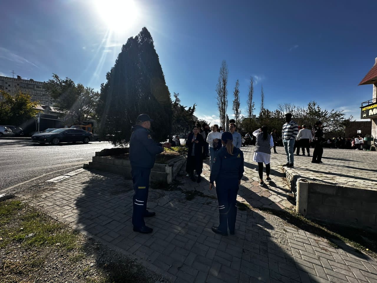 В Бишкеке в двух частных школах ищут бомбу