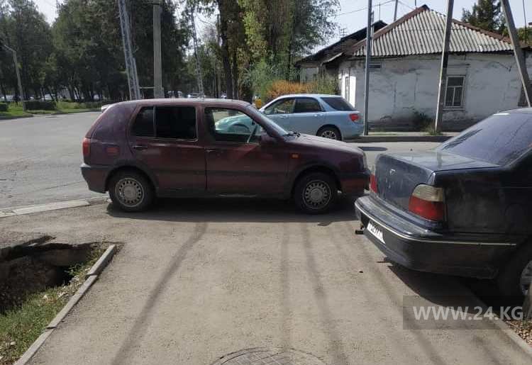 Фото читателя 24.kg. Чудаки парковки