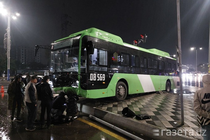 Автобус Yutong попал в ДТП ночью в Ташкенте