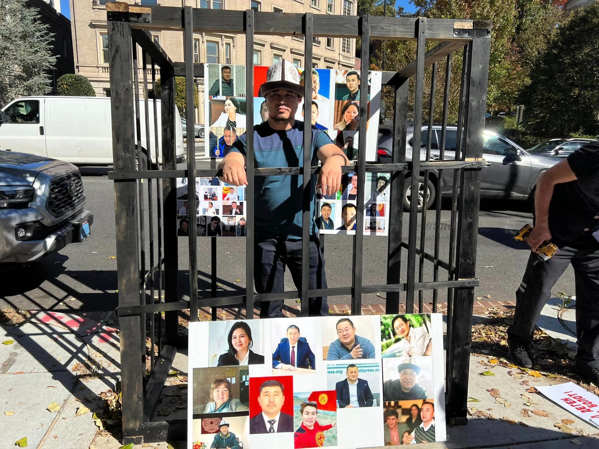 Фото Тилекмата Куренова. Митинг у посольства Кыргызстана в Вашингтоне