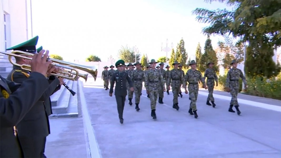2020_11_01_conscripts_soldiers_prizyvniki_05 25 вернувшихся из Саратова в Туркменистан студентов отправили служить в армию