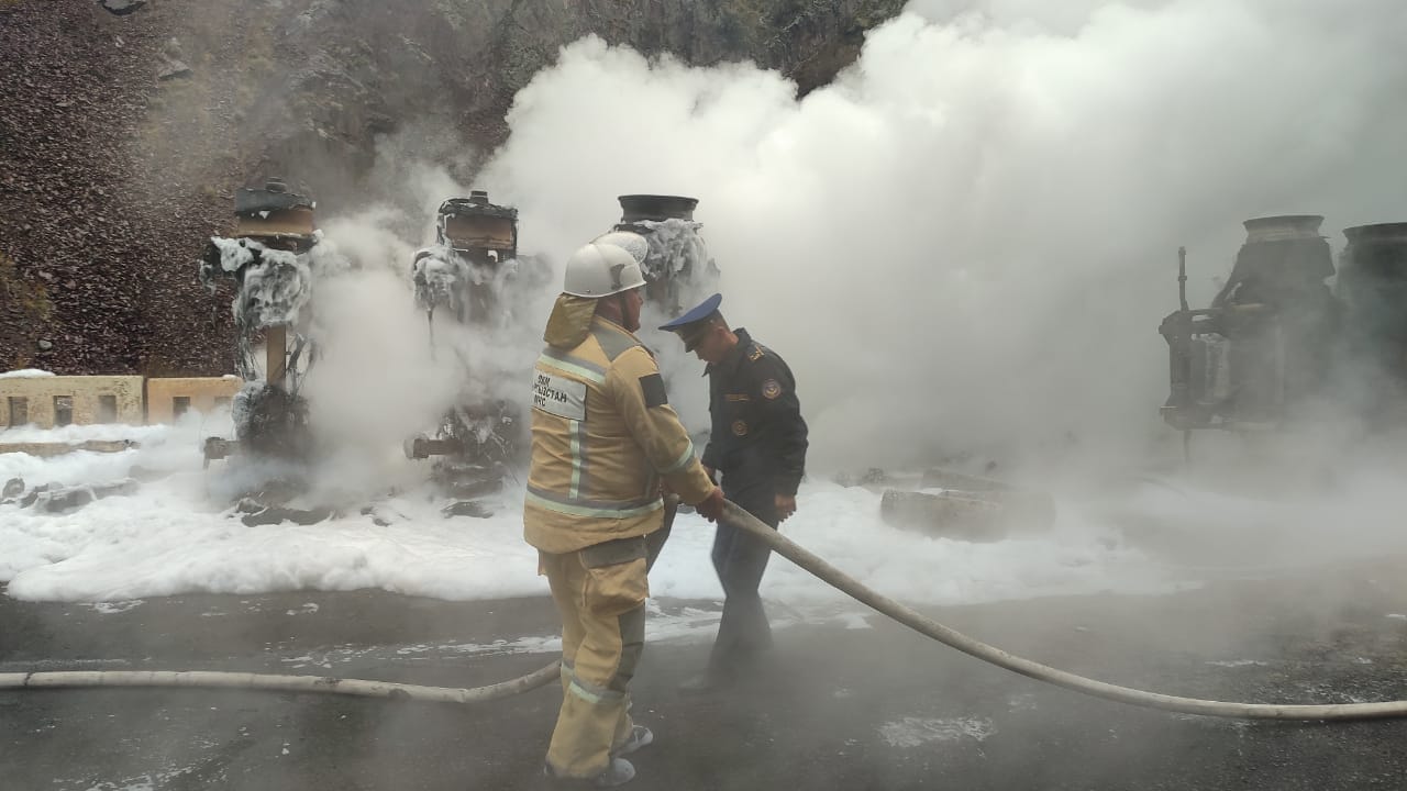Фото МЧС. На трассе Бишкек — Ош произошло ДТП с участием бензовоза