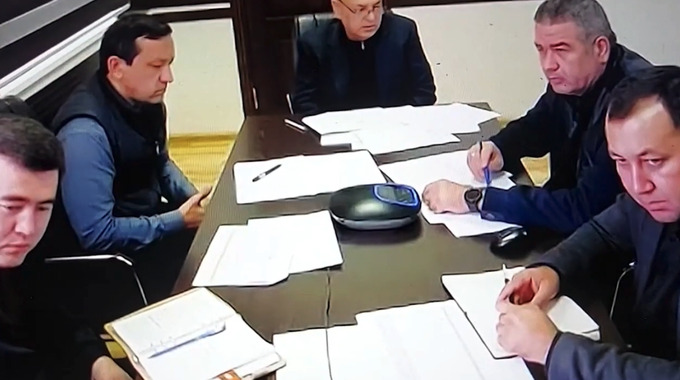 Аброл Вахабов (в центре).