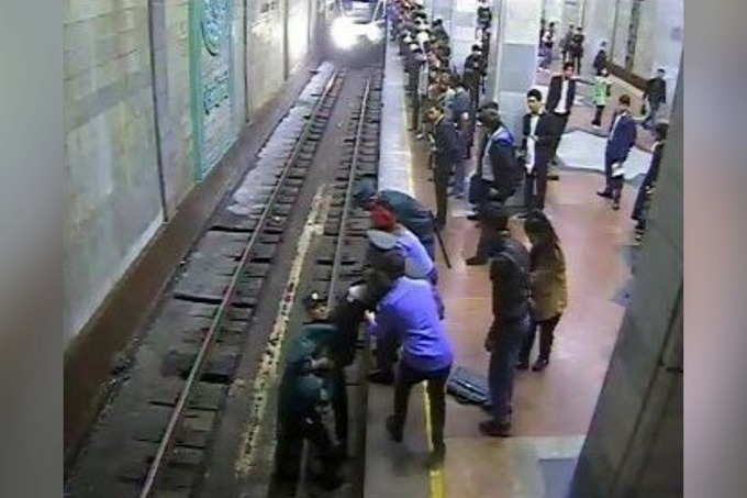 Студентка бросилась на рельсы в метро Ташкента