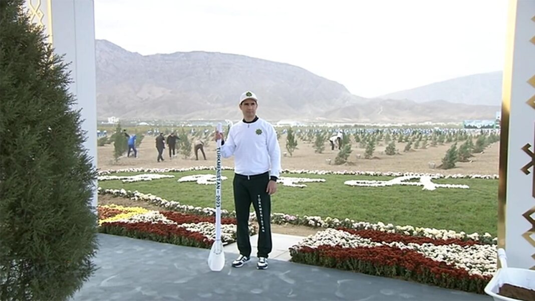 2023_11_04_tree_planting_subbotnik_04 Сердар Бердымухамедов осмотрел конюшню и посадил дерево на субботнике