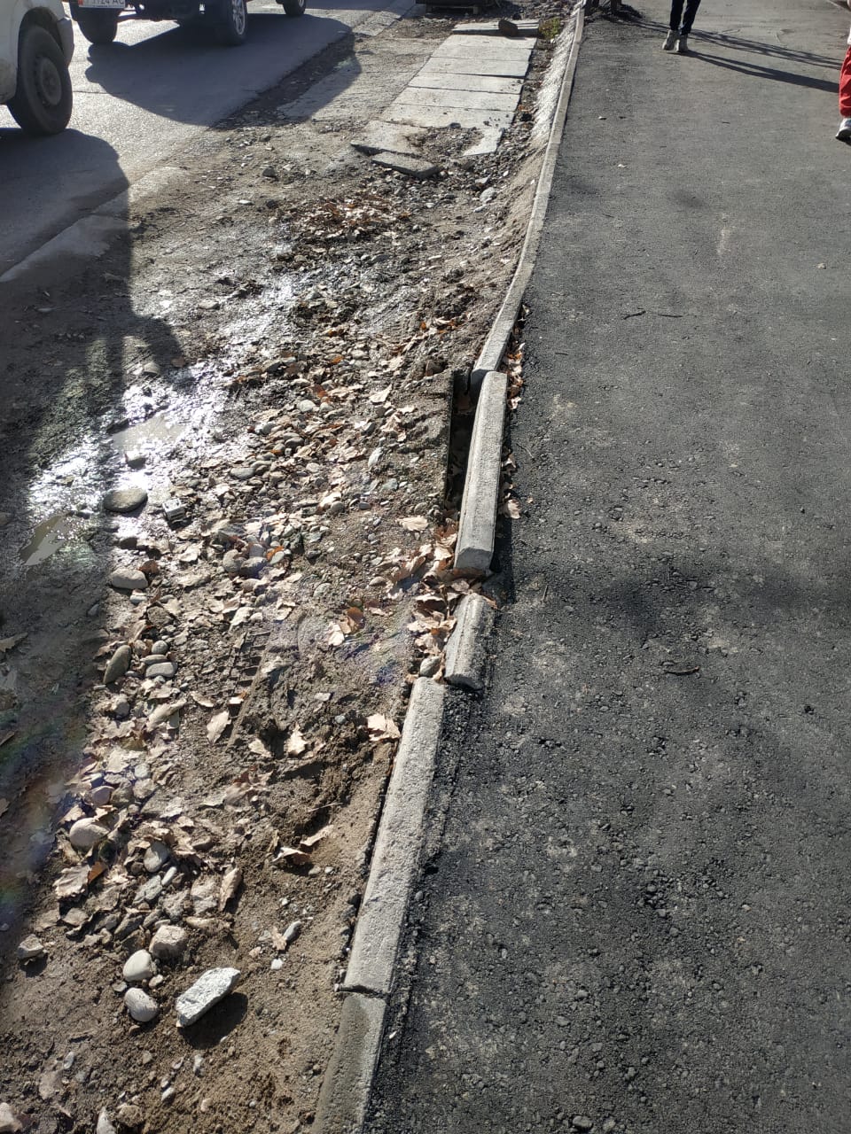 Фото читателя 24.kg. Некачественный ремонт тротуара