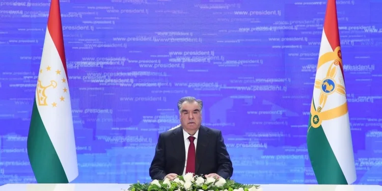 Президент поздравил таджикистанцев с Днем Конституции