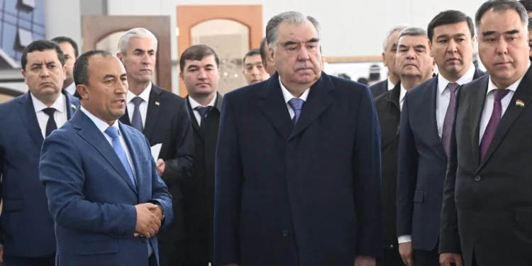Эмомали Рахмон в Худжанде открыл новое предприятие по переработке стекла ООО «Шишакор»