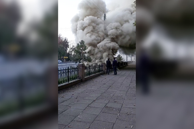 Густой дым окутал окрестности в районе станции метро &laquo;Космонавтов&raquo; в Ташкенте