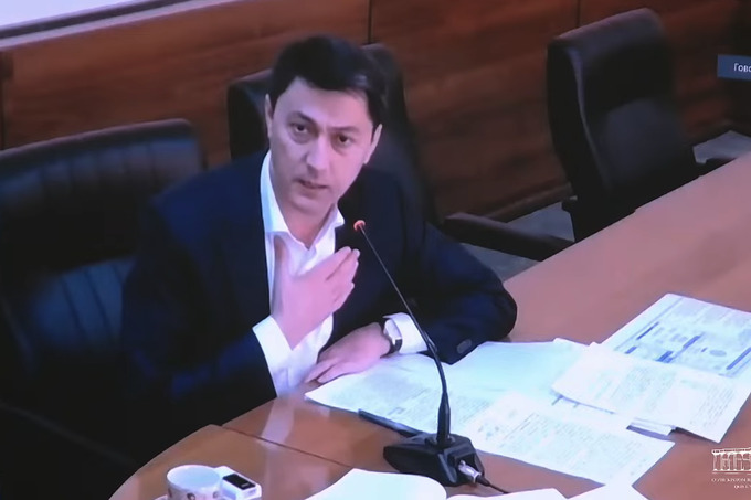 Министр здравоохранения Амрилло Иноятов выступил с отчётом перед Законодательной палатой через видеоконференцсвязь, находясь в другой области.