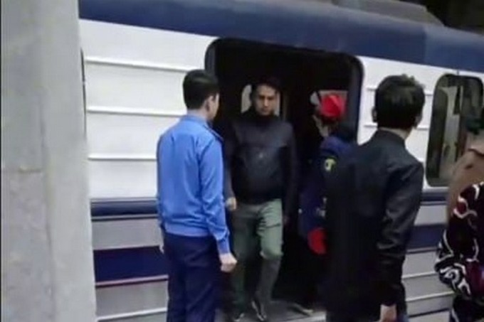 В Ташкентском метрополитене поезд с пассажирами на 15 минут остановился на въезде в тоннель