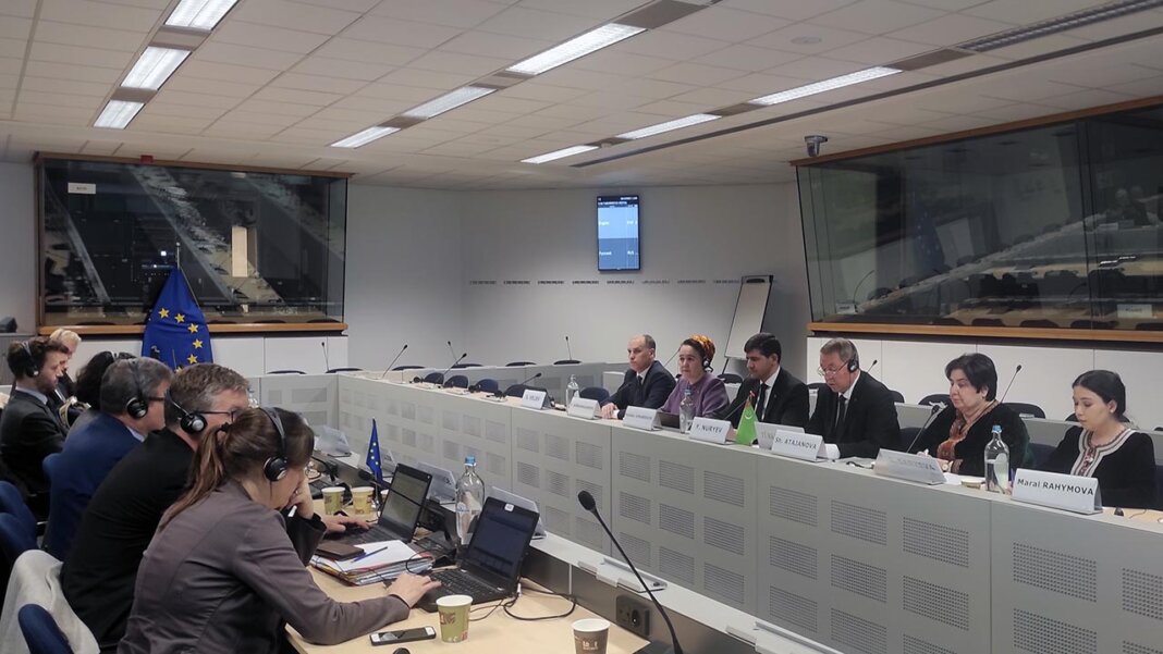 2023_12_18_eu_brussels_human_rights_02 ЕС призвал Туркменистан защитить права женщин, убрать ограничения в интернете и дать Красному Кресту доступ к тюрьмам