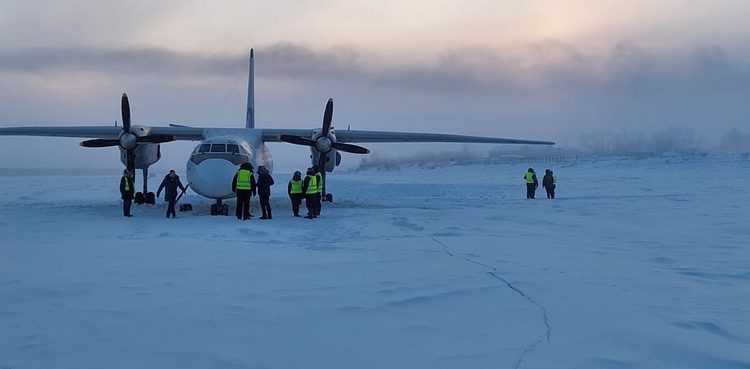 В Якутии самолет вместо взлетно-посадочной полосы посадили на замерзшую реку