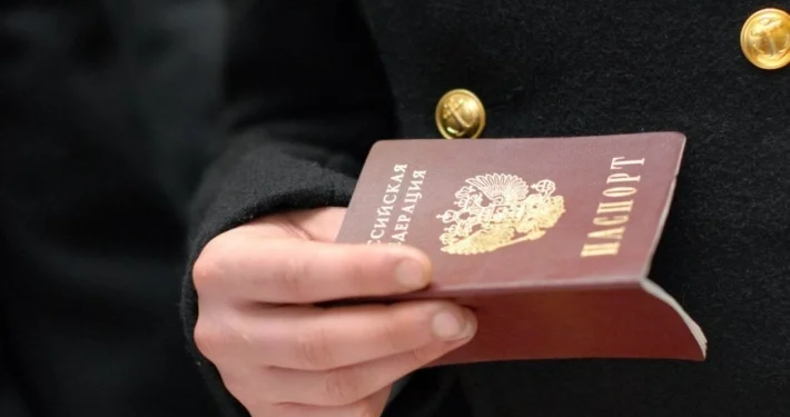 В Петербурге на церемонии приема российского гражданства 11 мигрантам вручили повестки