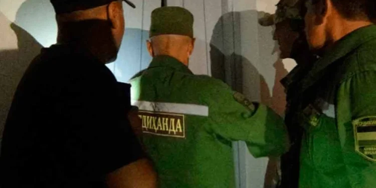 Жителя столицы вызволили из кабины неисправного лифта