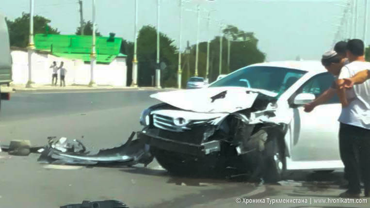 2021_06_05_car_crash_dtp_01 Устроивший в Ашхабае гонки сын чиновника стал виновником ДТП, но дело пытаются замять. От читателя