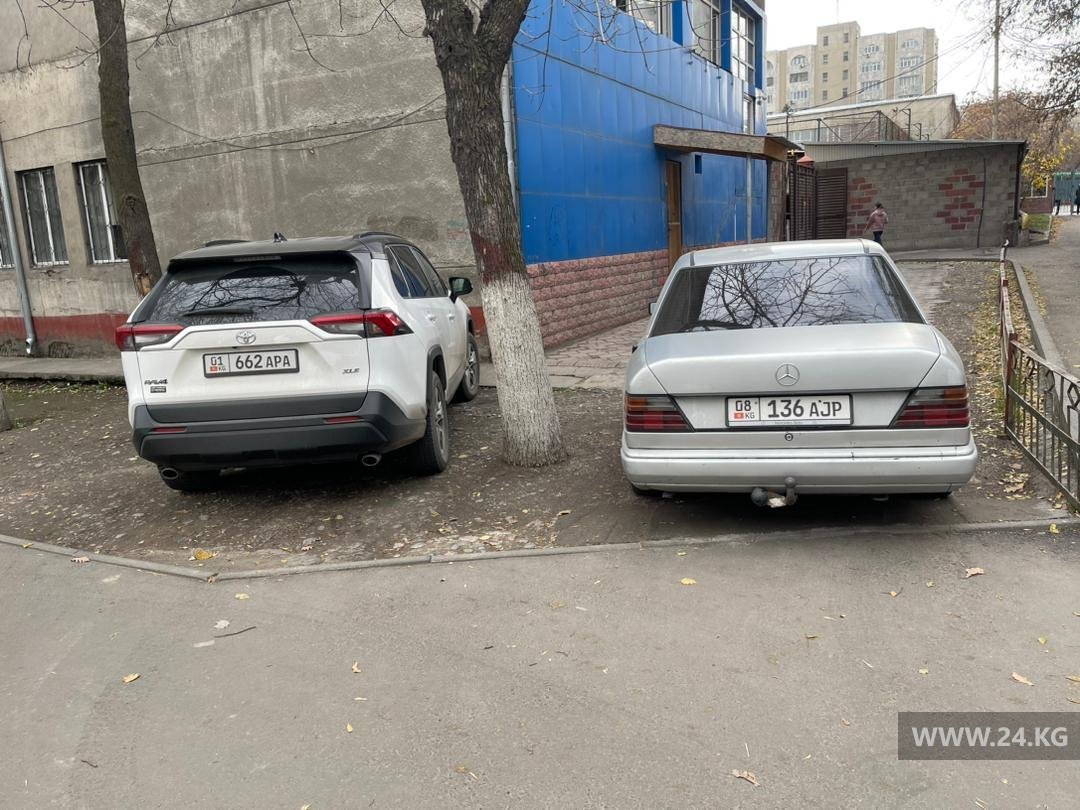 Фото читателя 24.kg. Чудаки парковки