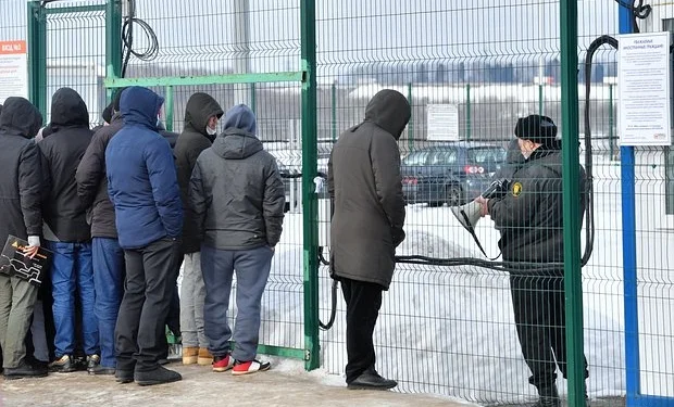 В Москве начали появляться объявления с призывами сдать мигранта в военкомат