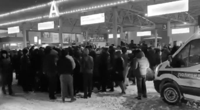 В Москве после потасовки на «Садоводе» более 80 мигрантов проверяют на законность пребывания в РФ