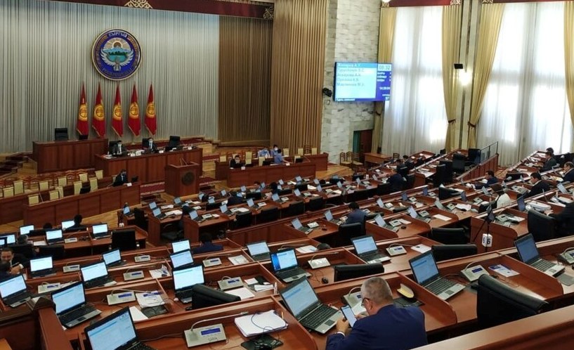 В Жогорку Кенеше предлагают запретить наносить госсимволы на нижнее белье и визитки частных компаний