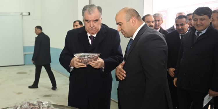 Эмомали Рахмон в Вахшском районе сдал в эксплуатацию Агрологистический центр ООО «Восток-1» и ознакомился с выставкой промышленной продукции