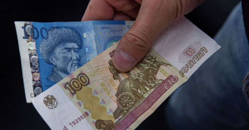 Российский рубль снова упал и стал дешевле сома