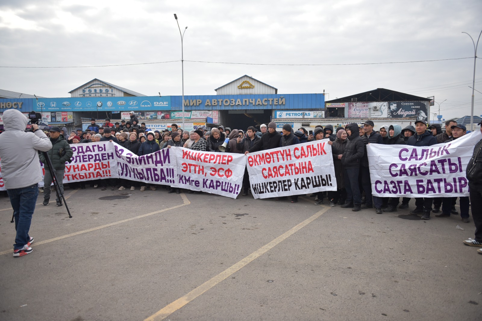 Фото пресс-службы мэрии Бишкека. Митинг на рынке «Дордой Моторс»