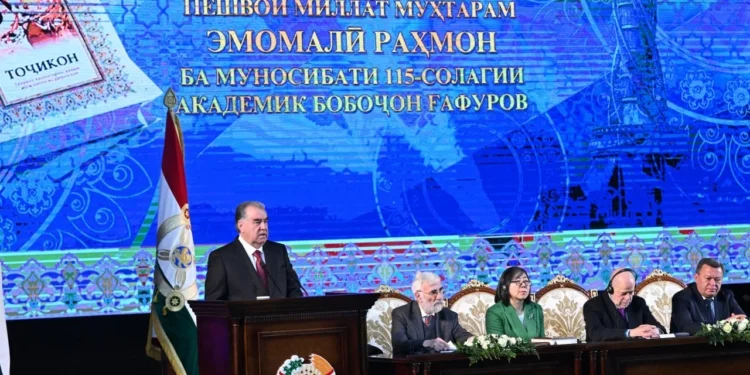 Эмомали Рахмон предложил учредить Государственную премию имени академика Бободжона Гафурова