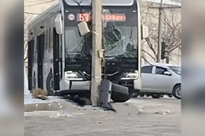 Электробус въехал в столб в Ташкенте