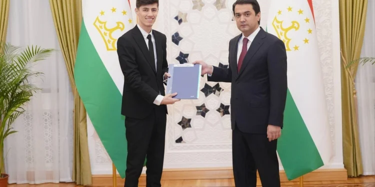 Рустами Эмомали вручил ключи от квартиры в Душанбе Фарруху Хасанову