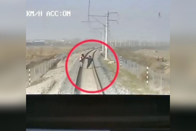 Поезд Afrosiyob сбил железнодорожного работника в Самаркандской области