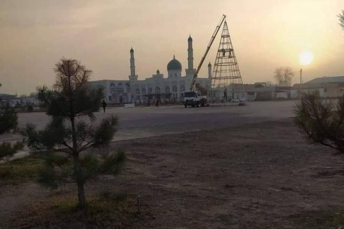 В Гулистане установили новогоднюю ёлку возле мечети, а потом переставили в другое место по просьбе жителей