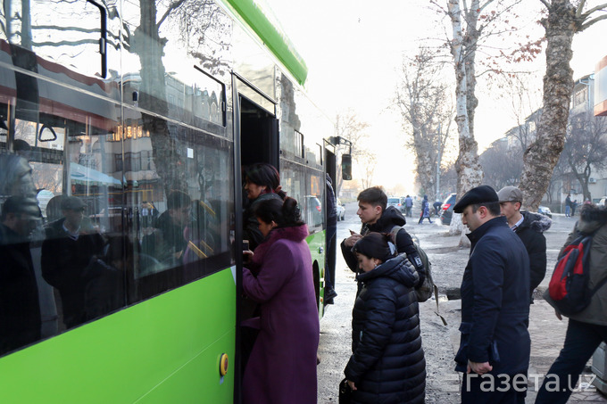 Мохир Валиев заходит в автобус.